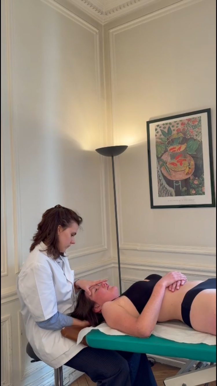 Consultation ostéopathique — approche crânienne
